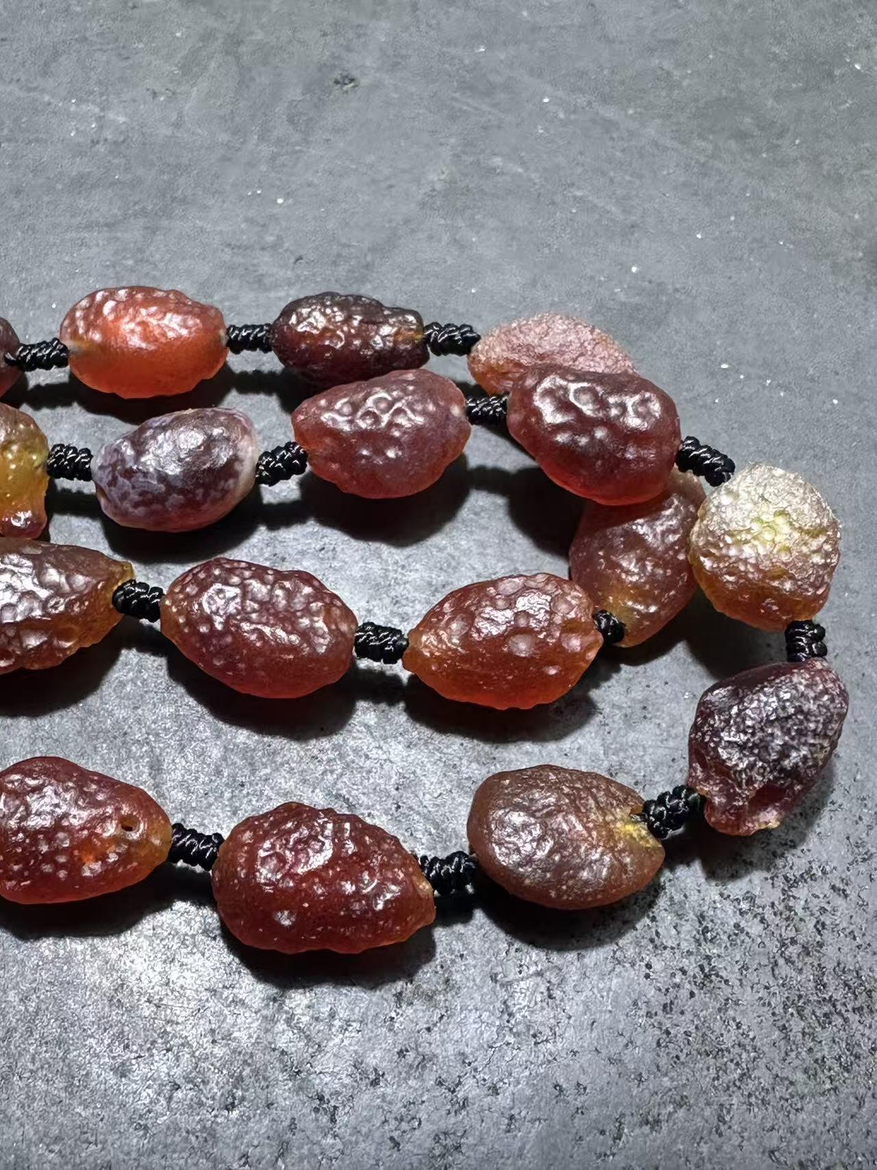 精美天然戈壁阿拉善麻皮樱桃红项链一条 ，