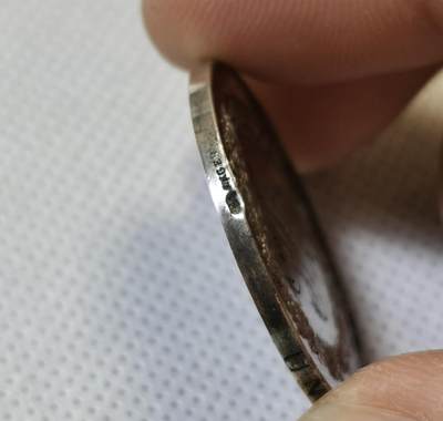 甄臻铺-世界币章拍卖（第46期）送拍享返佣金等优惠多多（1月10日精品场，敬请期待） 法国19世纪银章，这枚的反面和侧面都有手工刻字，字体精美  侧面记录了这对新人的结婚时间，反面的夫妻二人的英文字母大写，直径30.4mm   重量11.6g，细节见图