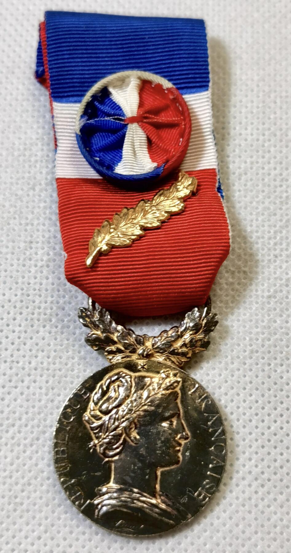 甄臻铺-世界币章拍卖（第46期）送拍享返佣金等优惠多多（1月10日精品场，敬请期待） 法国金级荣誉奖章特别版 纯银镀金 金棕榈勋饰 16.5克 925银 1993年实发