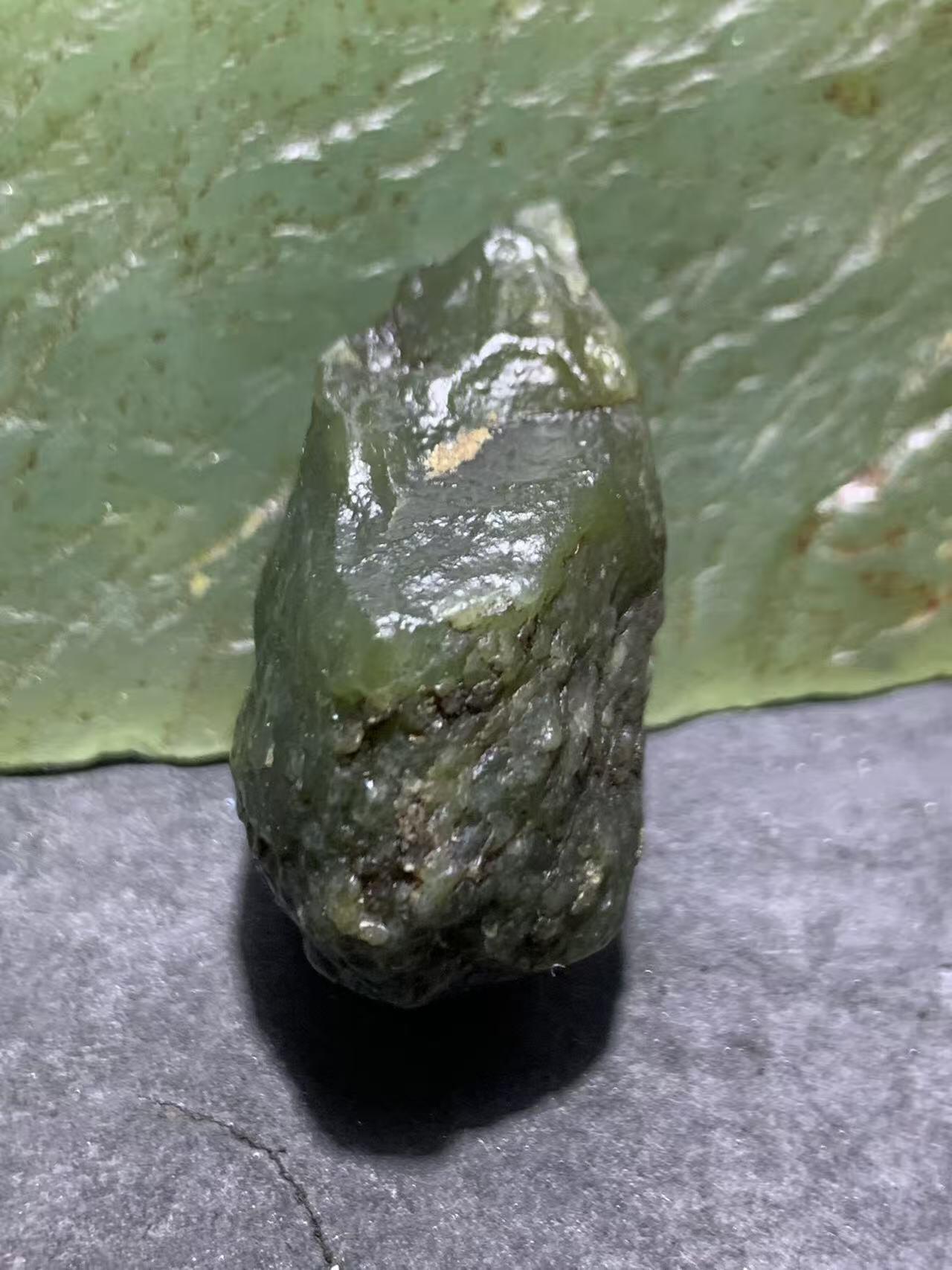 新疆戈壁风化纹和田玉青玉原石一颗，