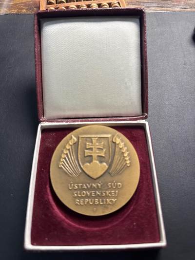 ❤️【币观天下】❤️ 第338期钱币拍卖- 2026.1.9周五晚上6点半场-长期征集拍品 - 斯洛伐克发行斯洛伐克宪法纪念大铜章，直径6厘米，原盒