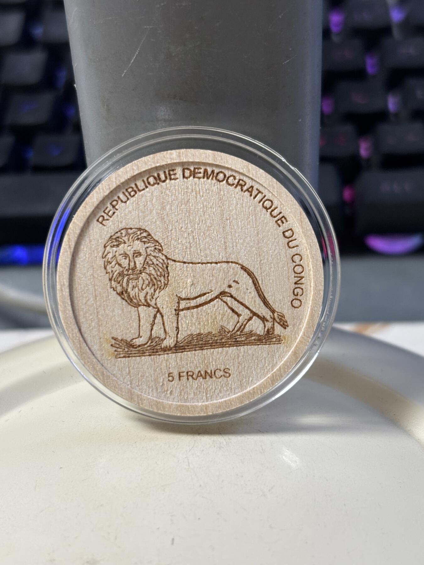 第187期拍卖 稀奇世界首枚木头材质刚果2005年大猩猩纪念币带盒证。公司从何2000枚