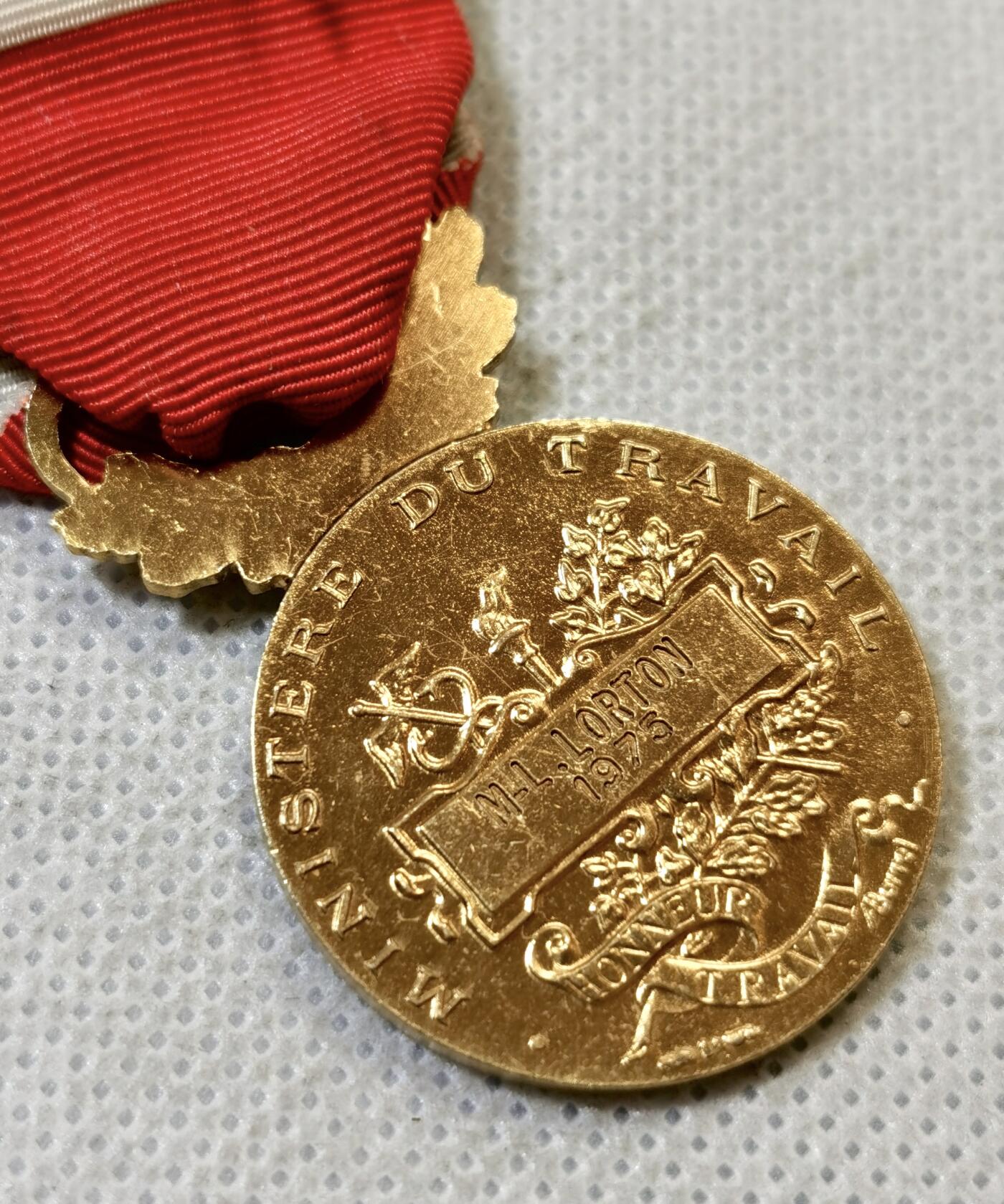 甄臻铺-世界币章拍卖（第46期）送拍享返佣金等优惠多多（1月10日精品场，敬请期待） 法国金级荣誉奖章 纯银镀金 桂冠勋饰 15.5克 925银 1975年实发