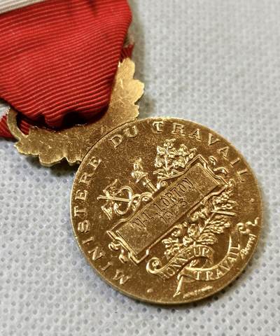 甄臻铺-世界币章拍卖（第46期）送拍享返佣金等优惠多多（1月10日精品场，敬请期待） 法国金级荣誉奖章 纯银镀金 桂冠勋饰 15.5克 925银 1975年实发