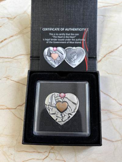 第187期拍卖 - 纽埃2020年你中有我心形高浮雕彩色纪念银币，999银，发行量500枚