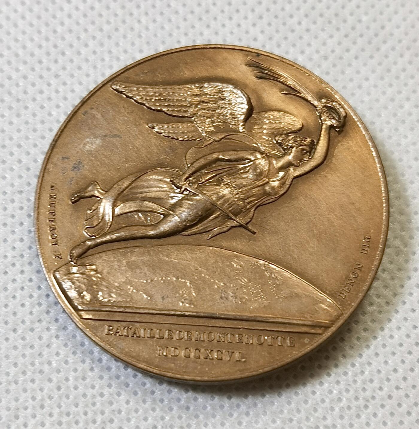 甄臻铺-世界币章拍卖（第46期）送拍享返佣金等优惠多多（1月10日精品场，敬请期待） 拿破仑意大利战役铜章，法国大革命时期，击败第一次反法联盟，少见的拿破仑执政官时期形象 34.2克，41.7mm 丰饶角铜标，高浮雕，表面有上漆层，细节见图