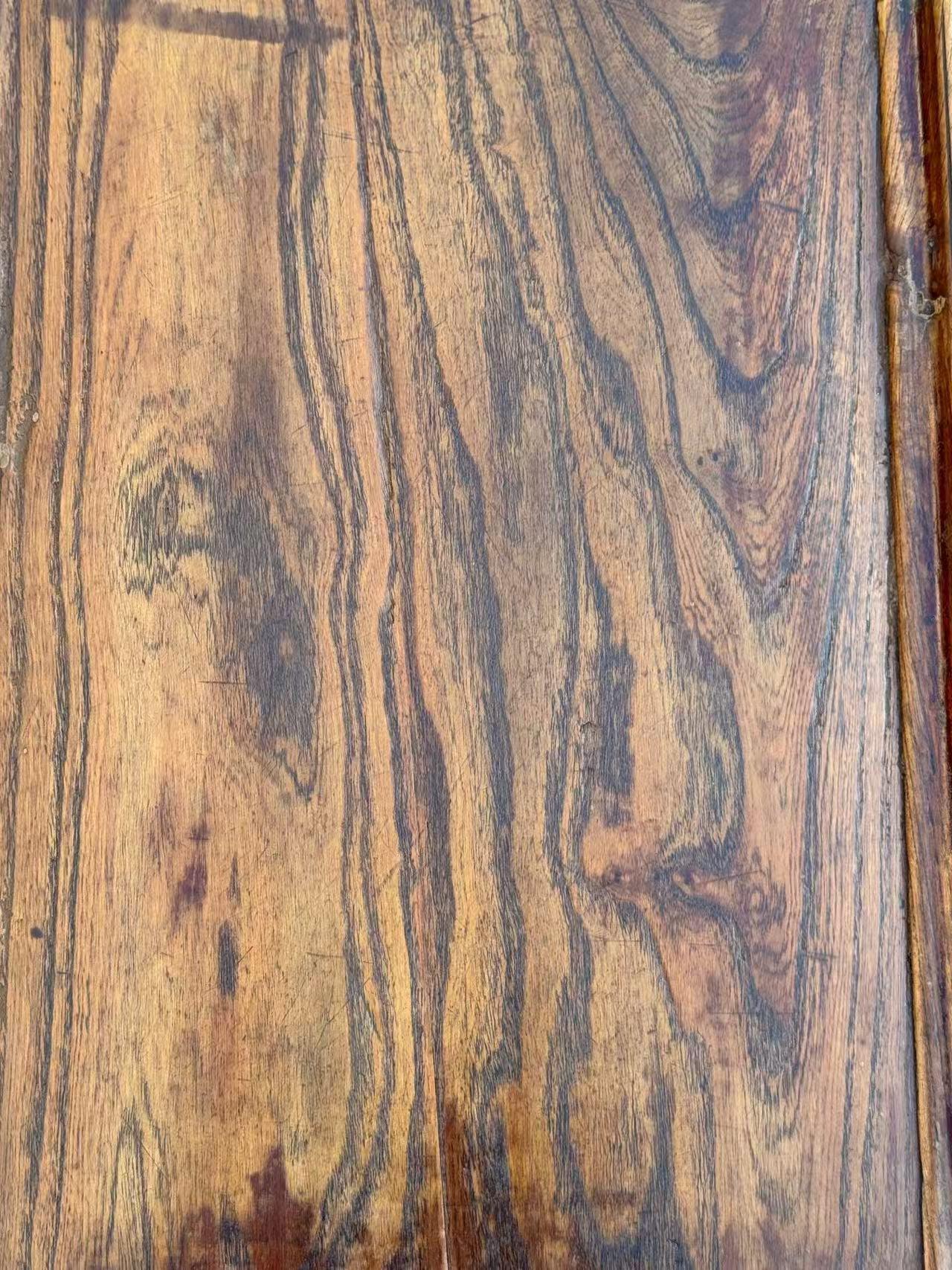 老榆木茶桌，三弯腿茶盘面，造型别致，用料十足，做工简洁大气但不失优雅，表面整洁干净，保存及其完整，老大漆尚存，源头货源，牢固可以正常使用