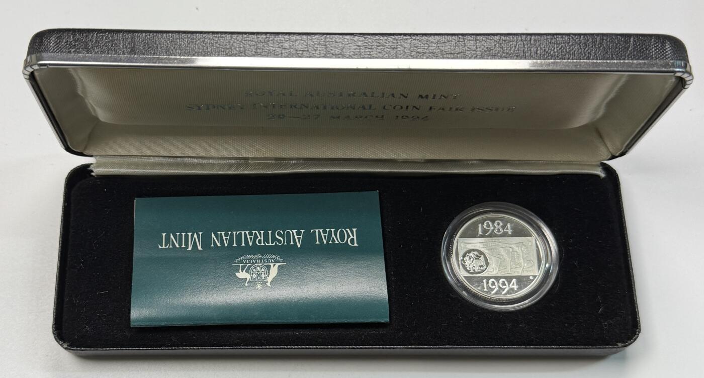 S&S Numismatic世界钱币-拍卖 第118期  澳大利亚1994年 澳元硬币发行十周年 1澳元精制纪念银币 盒证齐全 半边齿和全边齿2枚全套 11.49克925银/枚，品相如图