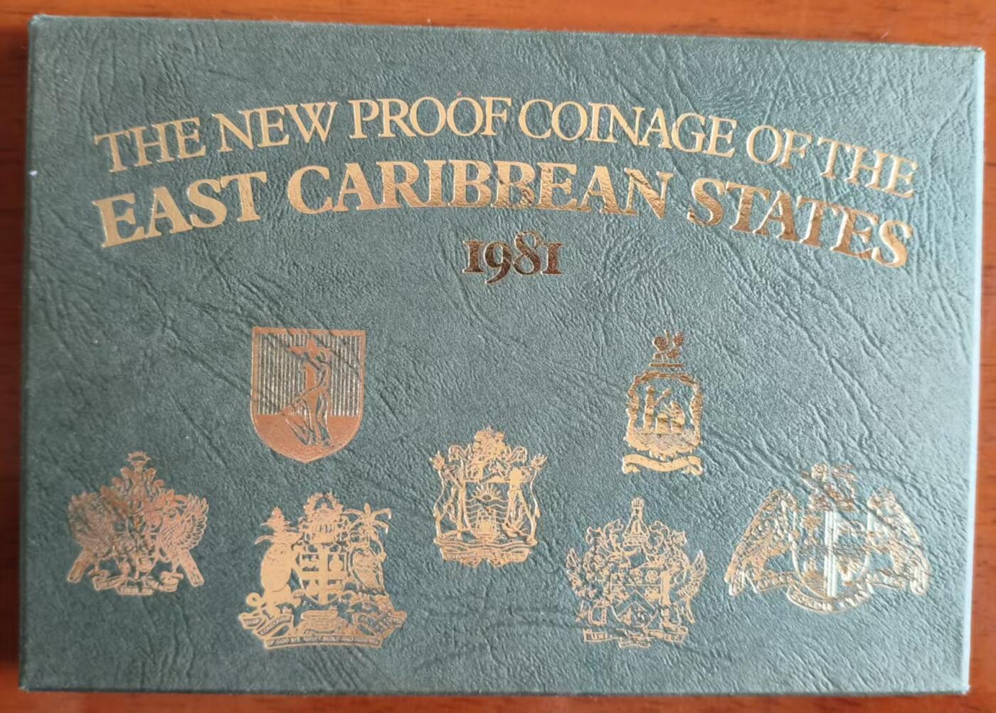 ❤️【币观天下】❤️ 第338期钱币拍卖- 2026.1.9周五晚上6点半场-长期征集拍品 1981年东加勒比真镜面精制套币 英国皇家铸币厂精典纸壳封装