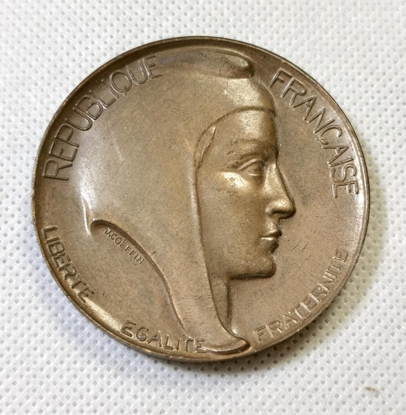 甄臻铺-世界币章拍卖（第46期）送拍享返佣金等优惠多多（1月10日精品场，敬请期待） 1973年法国参议员赠大铜章 50mm 70.6g，细节见图