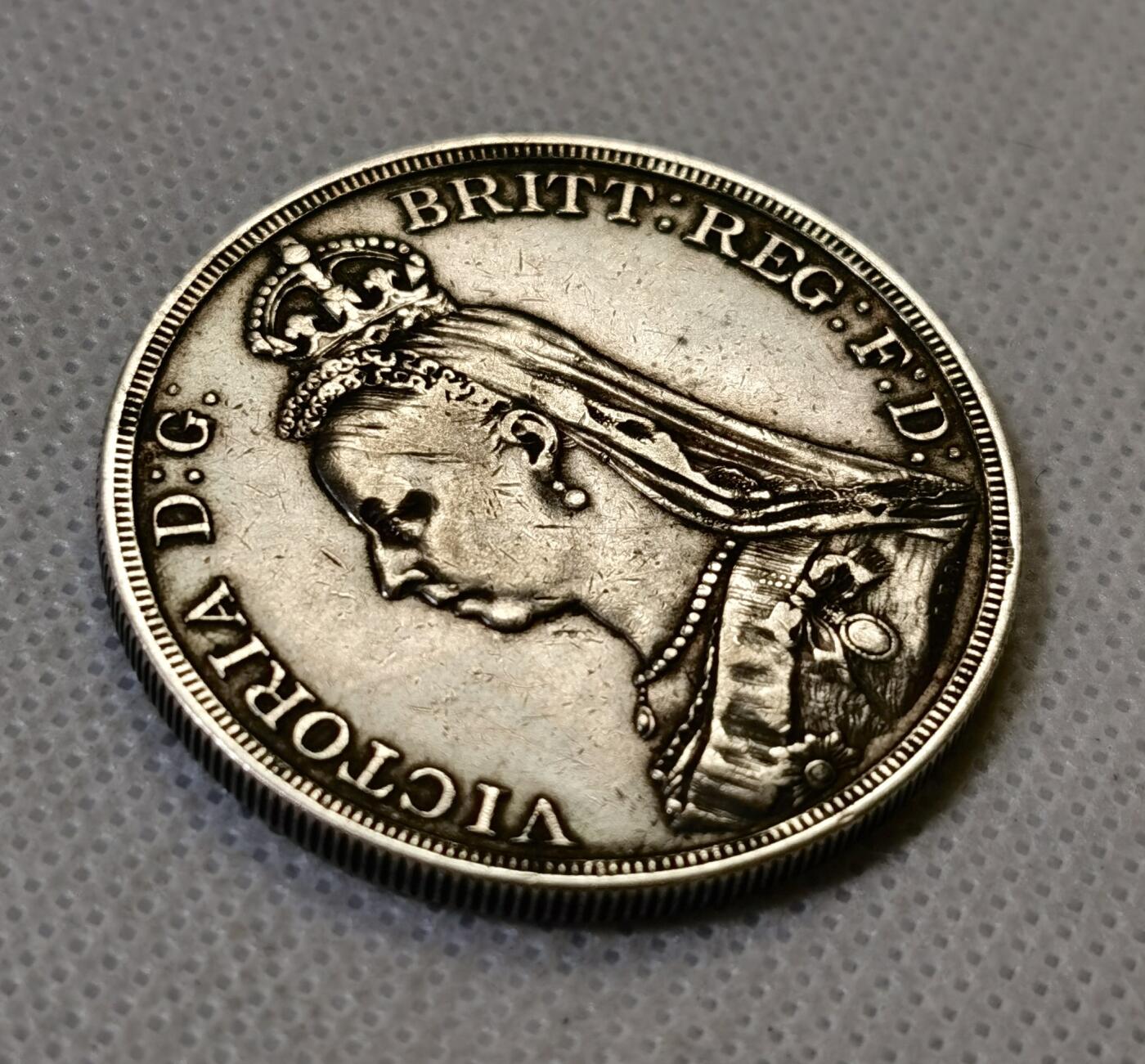 甄臻铺-世界币章拍卖（第46期）送拍享返佣金等优惠多多（1月10日精品场，敬请期待） 1887年维多利亚高冠马剑银币，包浆自然老味道