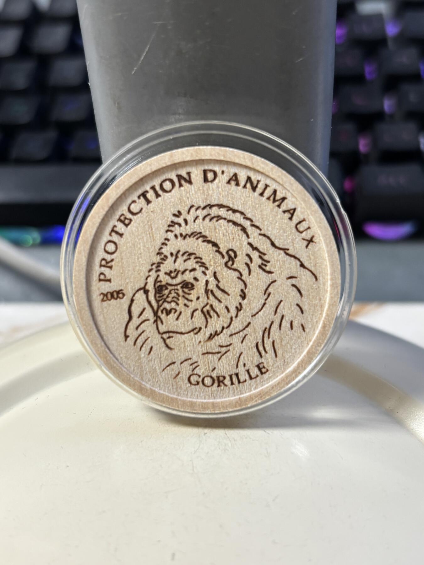 第187期拍卖 稀奇世界首枚木头材质刚果2005年大猩猩纪念币带盒证。公司从何2000枚