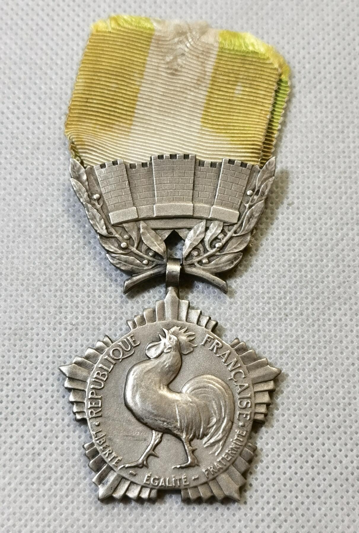 甄臻铺-世界币章拍卖（第46期）送拍享返佣金等优惠多多（1月10日精品场，敬请期待） 法国高炉雄鸡竖棒 高浮雕五边形精美银章 带绶带 35MM重约31克 高银，细节如图