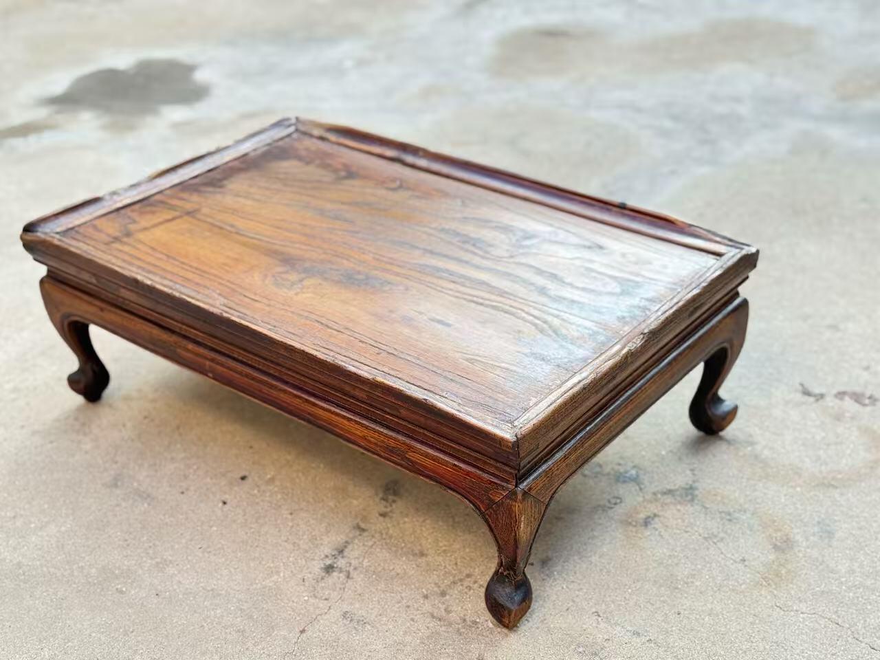 老榆木茶桌，三弯腿茶盘面，造型别致，用料十足，做工简洁大气但不失优雅，表面整洁干净，保存及其完整，老大漆尚存，源头货源，牢固可以正常使用