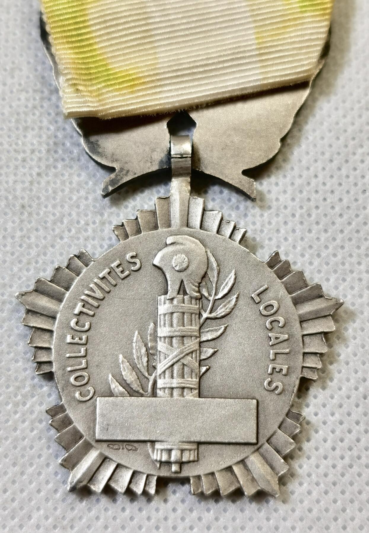 甄臻铺-世界币章拍卖（第46期）送拍享返佣金等优惠多多（1月10日精品场，敬请期待） 法国高炉雄鸡竖棒 高浮雕五边形精美银章 带绶带 35MM重约31克 高银，细节如图