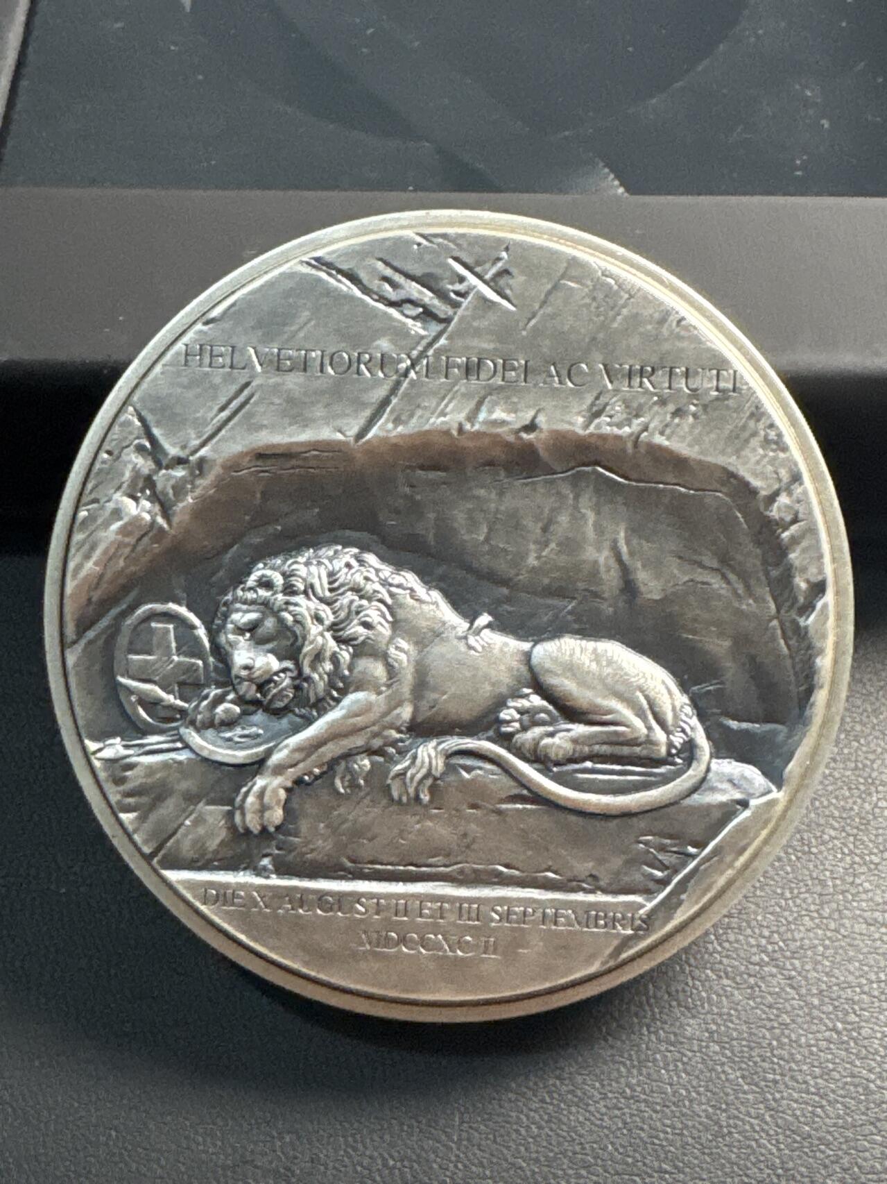 ❤️【币观天下】❤️ 第338期钱币拍卖- 2026.1.9周五晚上6点半场-长期征集拍品 喀麦隆2023年卢塞恩悲伤的狮子6盎司银铜币，带盒证，高浮雕仿古工艺，非常精美。材质是999银加铜总重1盎司银和5盎司铜直径65毫米发行量仅300枚