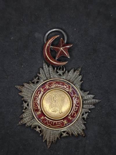 凯旋世界勋赏（第21期冬季大拍）（欢迎送拍）（对拍品有疑问请询问客服，不接受到手刀，出价默认拍品品相。请认真阅读拍卖规则！出价默认已认可！）（收到货请录制开箱视频，无视频概不处理问题。） - 奥斯曼帝国 骑士级梅日迪勋章 英国Spink造版本 中间一大圈核心为18k金制（检测过）