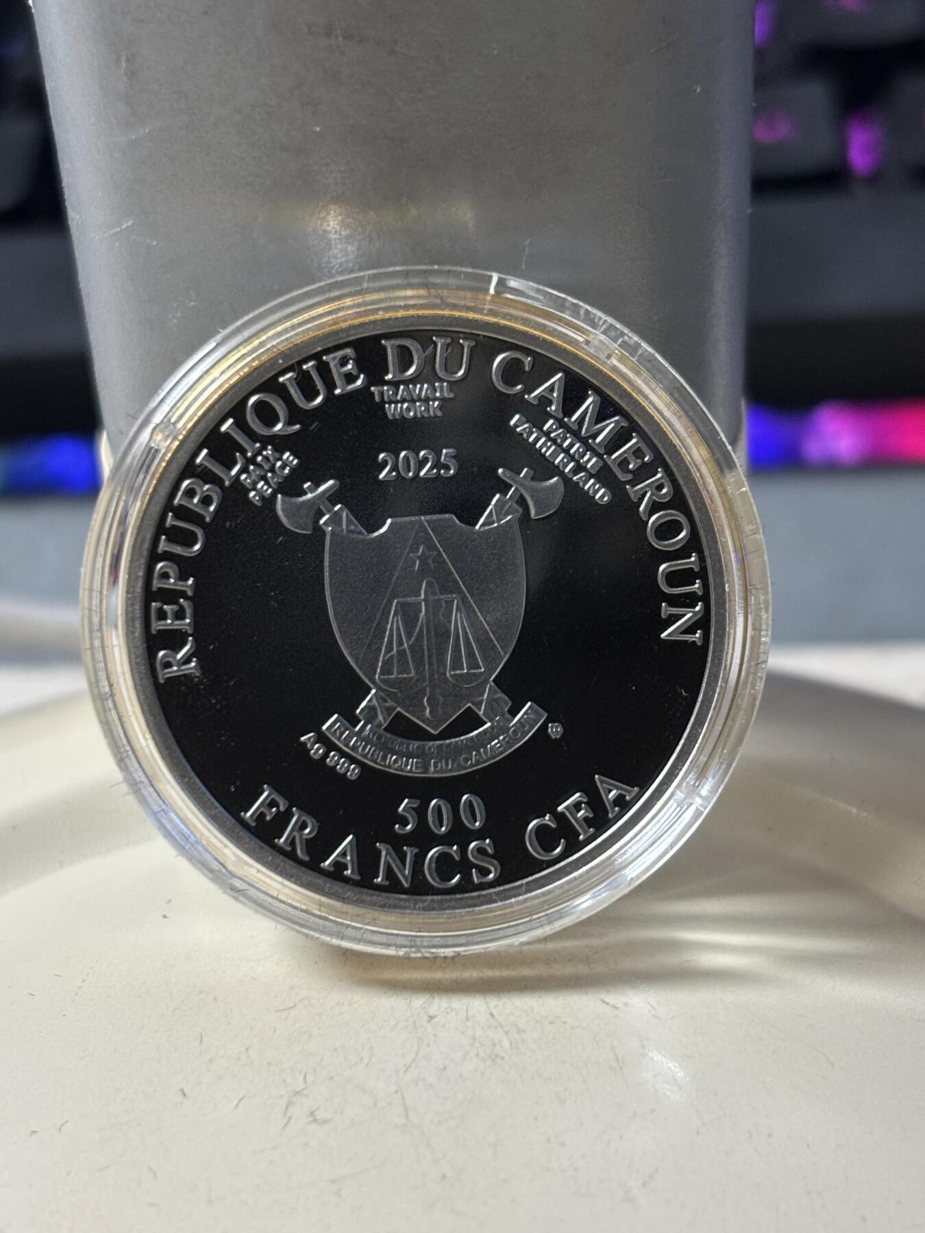 第187期拍卖 喀麦隆2025年中国生肖系列蛇年镶嵌水晶钌化银币，999银镀金钌化，14.14克，发行1111枚，