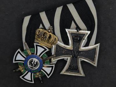 凯旋世界勋赏（第21期冬季大拍）（欢迎送拍）（对拍品有疑问请询问客服，不接受到手刀，出价默认拍品品相。请认真阅读拍卖规则！出价默认已认可！）（收到货请录制开箱视频，无视频概不处理问题。） - 一战 帝德 普鲁士王国骑士级霍亨索伦勋章 以及 二级铁十字勋章 二联排 霍亨索伦带“FR”厂标 和 纯度标 “938” （93.8%）