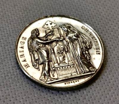 甄臻铺-世界币章拍卖（第46期）送拍享返佣金等优惠多多（1月10日精品场，敬请期待） 法国19世纪银章，这枚的反面和侧面都有手工刻字，字体精美  侧面记录了这对新人的结婚时间，反面的夫妻二人的英文字母大写，直径30.4mm   重量11.6g，细节见图