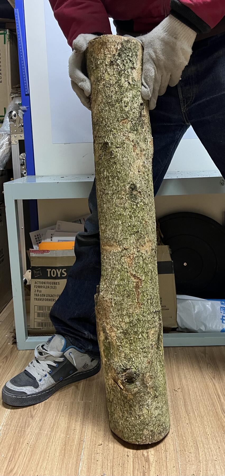 零元拍： 01-06-2金丝楠 原木 风水柱 横财（材）带皮，8.6公斤 尺寸：85/13CM。抛光后金灿灿满香。