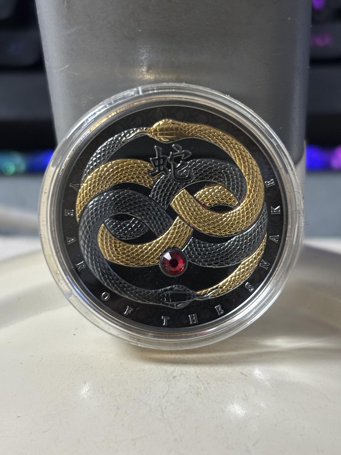 第187期拍卖 喀麦隆2025年中国生肖系列蛇年镶嵌水晶钌化银币，999银镀金钌化，14.14克，发行1111枚，