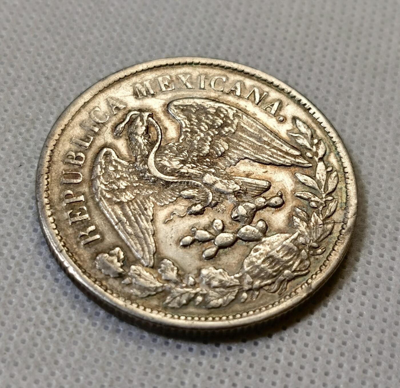 甄臻铺-世界币章拍卖（第46期）送拍享返佣金等优惠多多（1月10日精品场，敬请期待） 墨西哥鹰洋，1898ZS FZ原铸版，此版常见弱打，这枚是少见的全羽毛UNC品相，鹰头和蛇头的表情清晰，对光可看到带有红绿蓝彩色渐变，细节见图