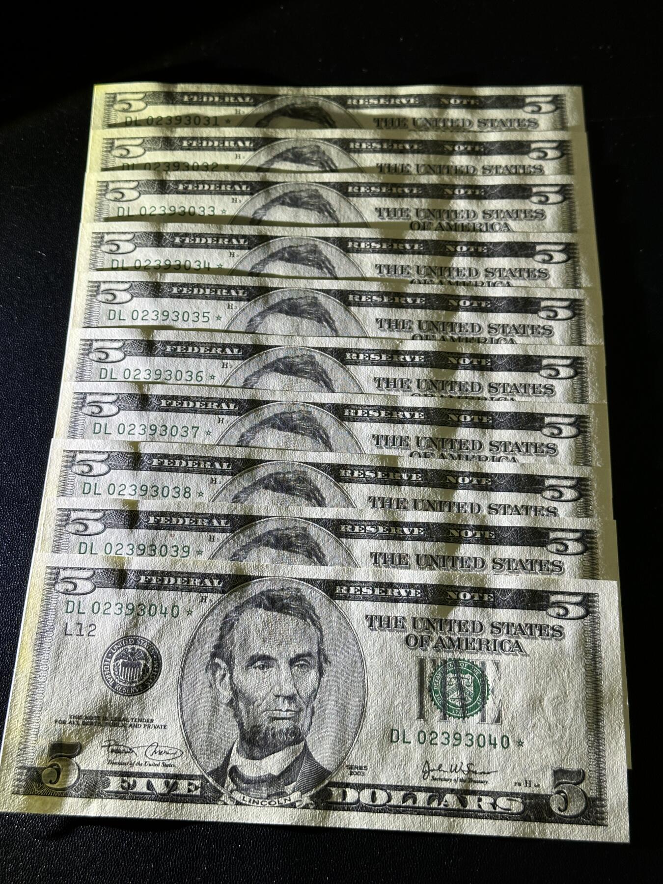 《外钞收藏家》第六百零一期（畅拍场）（本平台长期征集拍品、欢迎藏友们联系合作） 2003年美国大头版5美元 标准10连号 全新UNC 全部是补号 高位无47