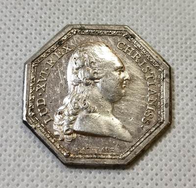 甄臻铺-世界币章拍卖（第46期）送拍享返佣金等优惠多多（1月10日精品场，敬请期待） - 法国18世纪  路易十六皇家八角代币，路易十六摸不着头脑，是法国历史上唯一被砍头的皇帝，31.6mm  重量11.8g，细节见图