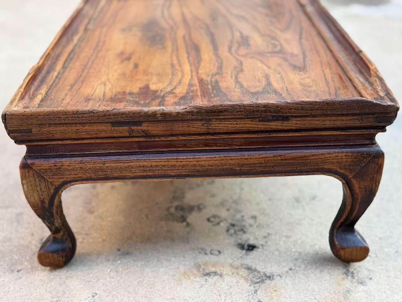 老榆木茶桌，三弯腿茶盘面，造型别致，用料十足，做工简洁大气但不失优雅，表面整洁干净，保存及其完整，老大漆尚存，源头货源，牢固可以正常使用