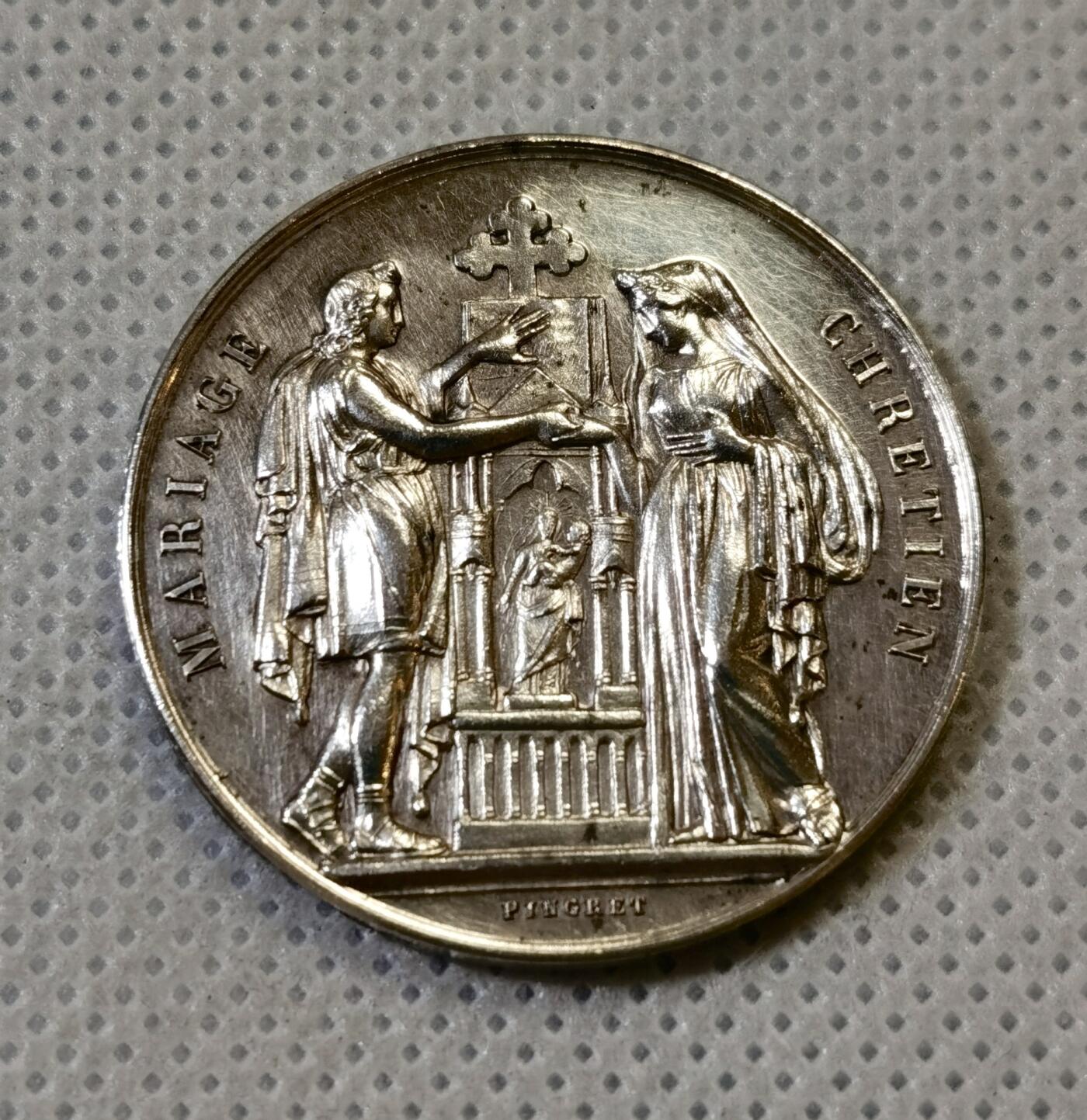 甄臻铺-世界币章拍卖（第46期）送拍享返佣金等优惠多多（1月10日精品场，敬请期待） 法国19世纪银章，这枚的反面和侧面都有手工刻字，字体精美  侧面记录了这对新人的结婚时间，反面的夫妻二人的英文字母大写，直径30.4mm   重量11.6g，细节见图