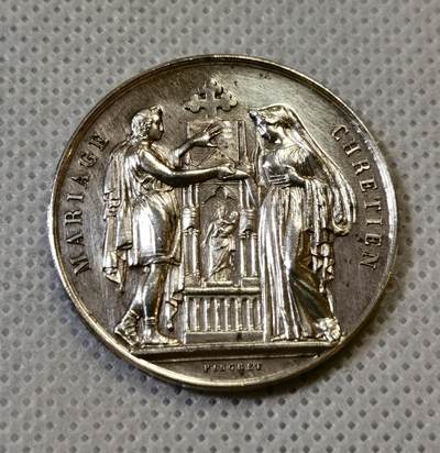 甄臻铺-世界币章拍卖（第46期）送拍享返佣金等优惠多多（1月10日精品场，敬请期待） - 法国19世纪银章，这枚的反面和侧面都有手工刻字，字体精美  侧面记录了这对新人的结婚时间，反面的夫妻二人的英文字母大写，直径30.4mm   重量11.6g，细节见图