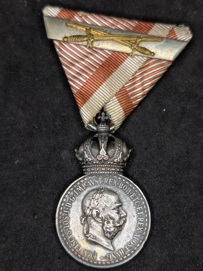 凯旋世界勋赏（第21期冬季大拍）（欢迎送拍）（对拍品有疑问请询问客服，不接受到手刀，出价默认拍品品相。请认真阅读拍卖规则！出价默认已认可！）（收到货请录制开箱视频，无视频概不处理问题。） - 一战 奥匈帝国 银级军事功勋奖章 弗朗茨版 带卓越贡献双剑勋饰 和 二次获得铁条勋饰  带维也纳厂标“J.Z”和 狗头银纯度标 