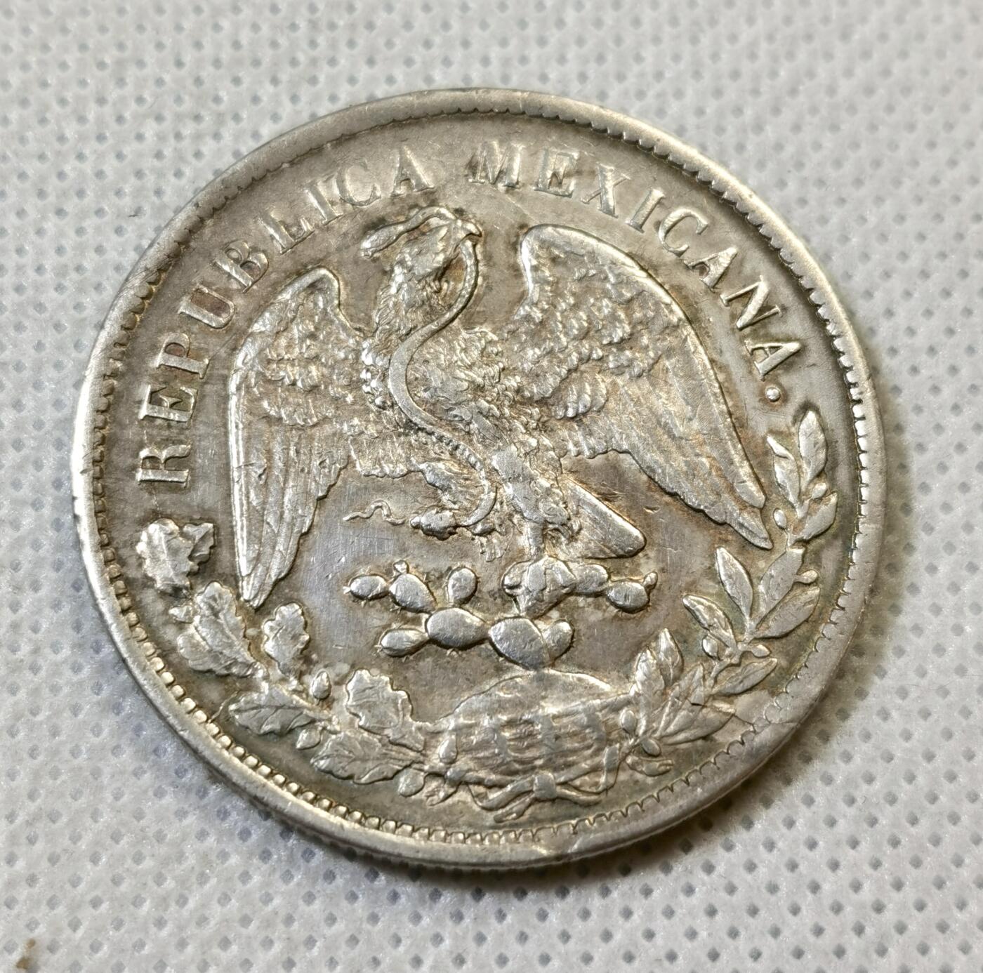 甄臻铺-世界币章拍卖（第46期）送拍享返佣金等优惠多多（1月10日精品场，敬请期待） 墨西哥鹰洋，1898ZS FZ原铸版，此版常见弱打，这枚是少见的全羽毛UNC品相，鹰头和蛇头的表情清晰，对光可看到带有红绿蓝彩色渐变，细节见图