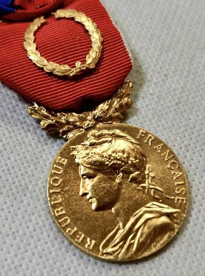 甄臻铺-世界币章拍卖（第46期）送拍享返佣金等优惠多多（1月10日精品场，敬请期待） 法国金级荣誉奖章 纯银镀金 桂冠勋饰 15.5克 925银 1975年实发