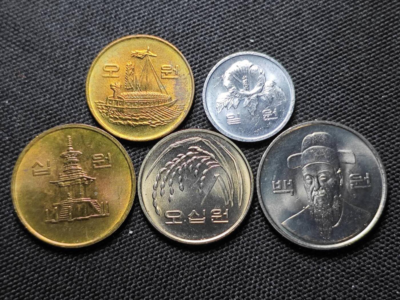 KK钱币收藏小铺  第387期  2月预留时间 周末发货  韩国套币 好品