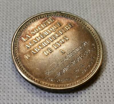 甄臻铺-世界币章拍卖（第46期）送拍享返佣金等优惠多多（1月10日精品场，敬请期待） 法国1927年里昂建筑学院银章   菲利贝尔-德洛姆    浮雕，丝绒盒未流通品相，氧化颜色很好看，喜欢高浮雕的朋友千万别错过， 丰饶角标  33.6mm  20g，细节见图