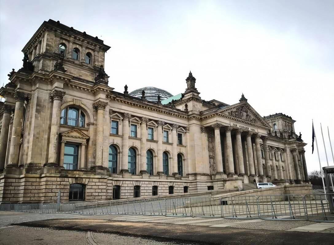 【俄甄集藏】2026年(046)01-07 星期三 晚 19:30 全场包邮 德国1890年纪念俾斯麦卸任德国首相以及柏林新国会大厦落成大铜章，直径：84mm，重量：287.92克，巧克力包浆