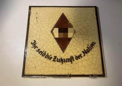 勋章杂货 - ww2，德三青年团陶瓷，上面有德文"Jhr seid die Zukunft der Nation"，意思是"你们是国家的未来"。黄色釉面，中间有深褐色菱形图案，以及万字标志，nazi青年团宣传物