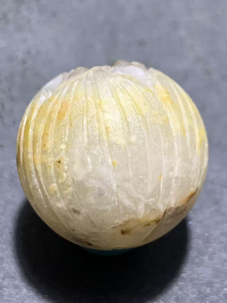 精美冰飘战国红玛瑙雕刻莲蓬珠一个，寓意：多子多福