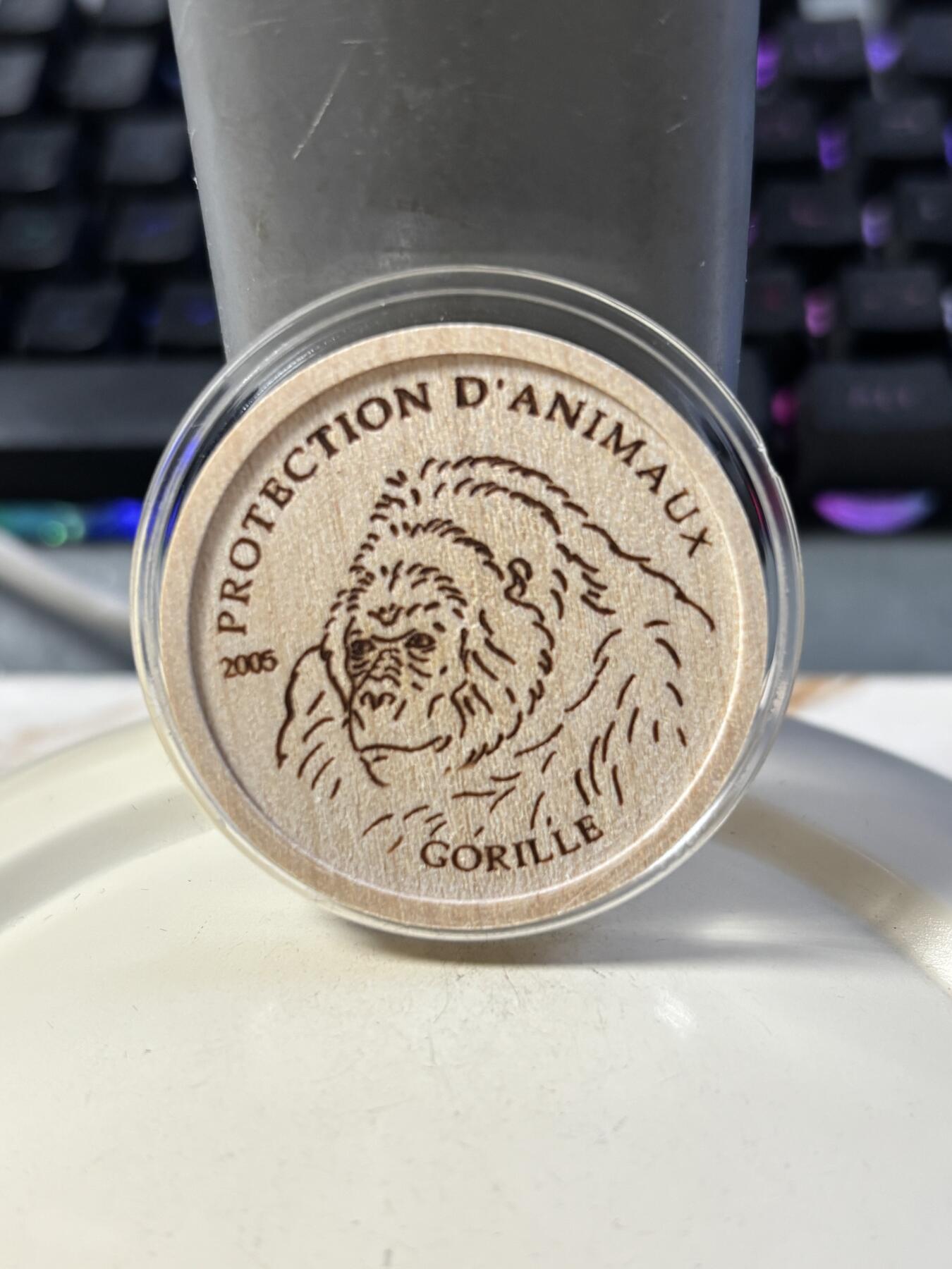 第187期拍卖 稀奇世界首枚木头材质刚果2005年大猩猩纪念币带盒证。公司从何2000枚