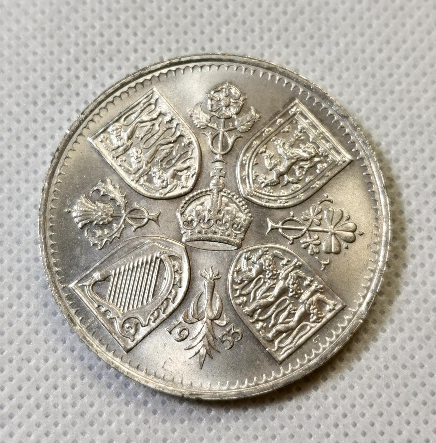 甄臻铺-世界币章拍卖（第46期）送拍享返佣金等优惠多多（1月10日精品场，敬请期待） 英国伊丽莎白二世登基5先令大镍币，1953年  发行量 5963000枚  带转光未流通品相，细节很好，直径38.6mm，细节见图