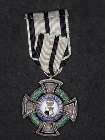 凯旋世界勋赏（第21期冬季大拍）（欢迎送拍）（对拍品有疑问请询问客服，不接受到手刀，出价默认拍品品相。请认真阅读拍卖规则！出价默认已认可！）（收到货请录制开箱视频，无视频概不处理问题。） - 一战 帝德 骑士级 施瓦本系 霍亨索伦王室勋章