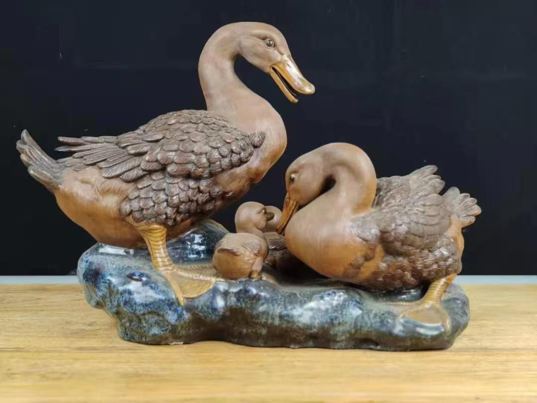 紫砂鸭子，形象逼真，栩栩如生，欣赏价值高