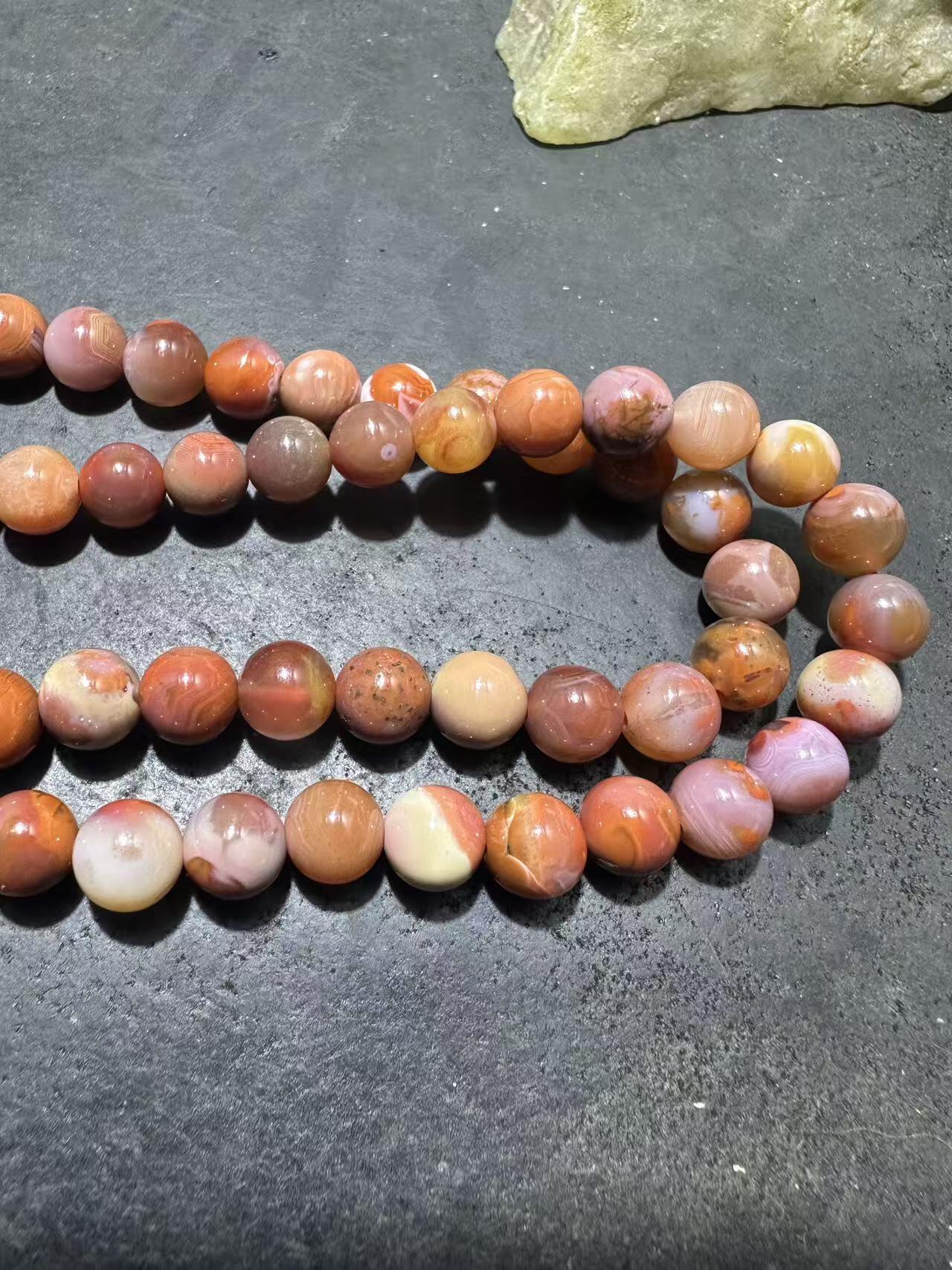 川料南红玛瑙多圈手串一条，