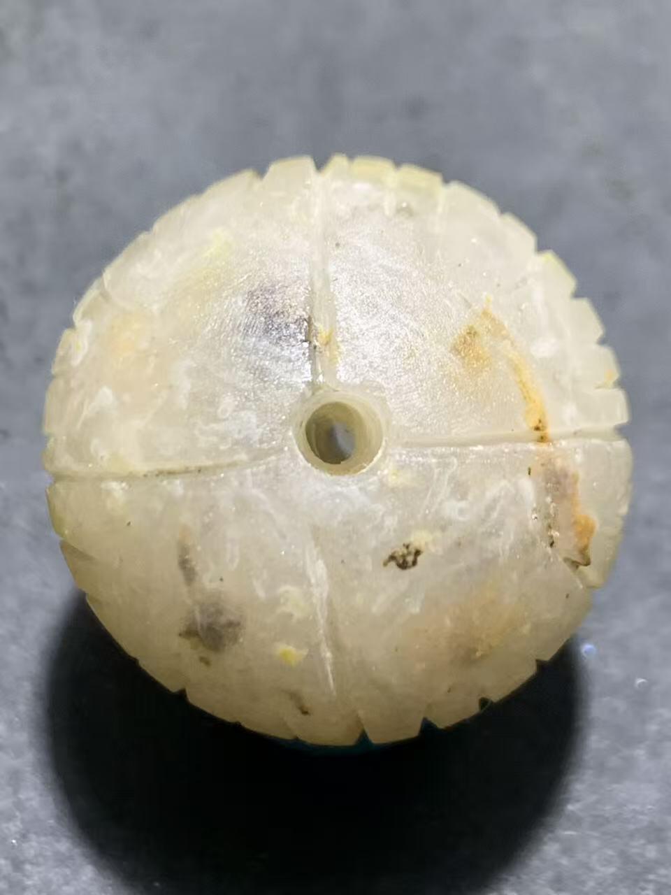 精美冰飘战国红玛瑙雕刻莲蓬珠一个，寓意：多子多福