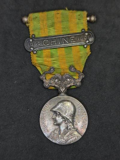 凯旋世界勋赏（第21期冬季大拍）（欢迎送拍）（对拍品有疑问请询问客服，不接受到手刀，出价默认拍品品相。请认真阅读拍卖规则！出价默认已认可！）（收到货请录制开箱视频，无视频概不处理问题。） - 法国庚子奖章1900银制打标带棍排