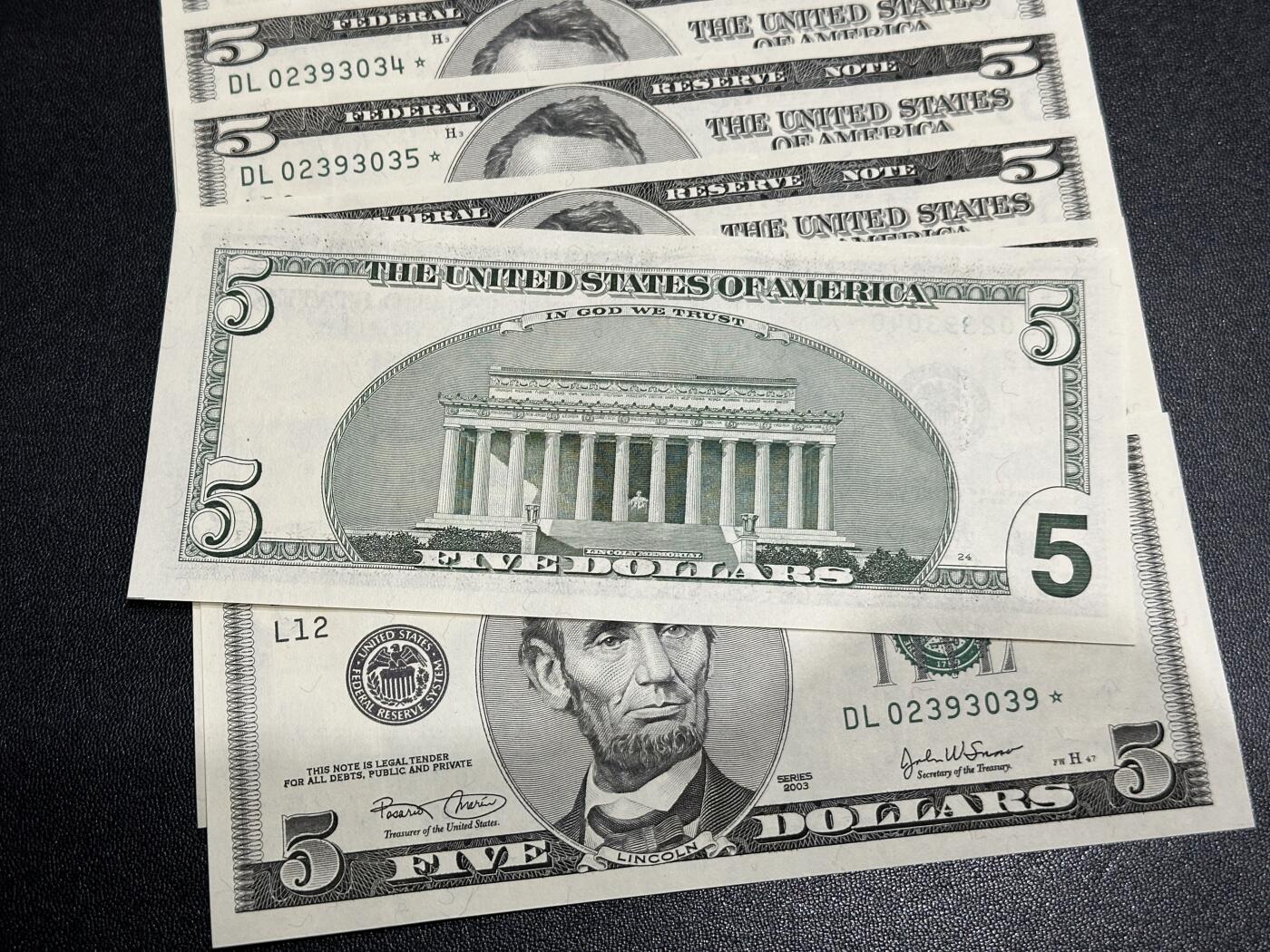 《外钞收藏家》第六百零一期（畅拍场）（本平台长期征集拍品、欢迎藏友们联系合作） 2003年美国大头版5美元 标准10连号 全新UNC 全部是补号 高位无47