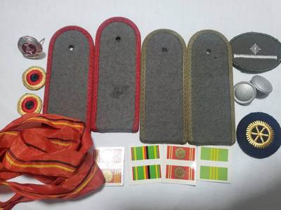 韵星假日拍卖第三十六期 -- Rimey Holidays Auction 36 - 民主德国人民军配件一组 带有肩章 标识帽徽 布证章 奖牌带 四张玻璃略纸（用于嵌入略版）