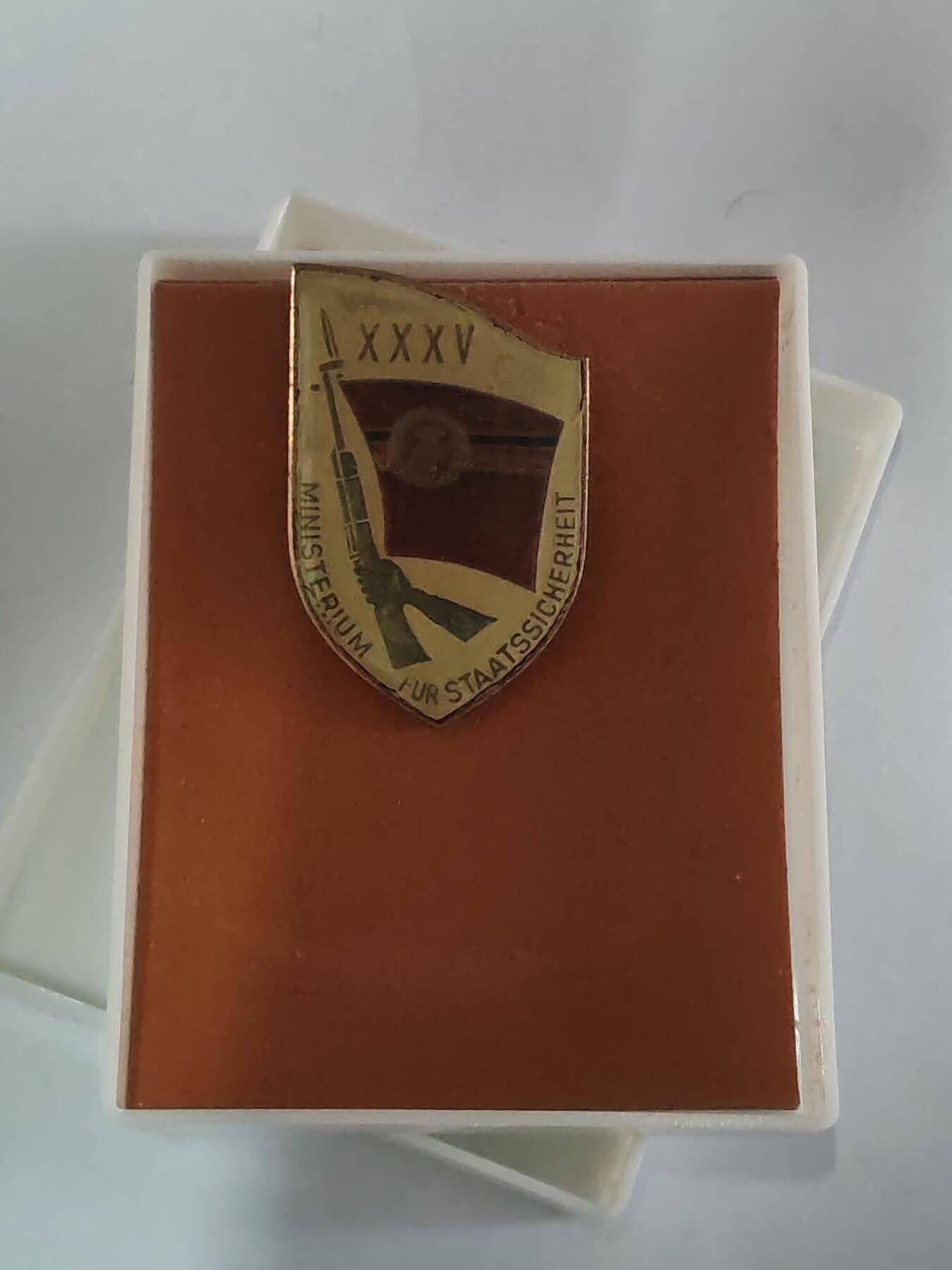 韵星假日拍卖第三十六期 -- Rimey Holidays Auction 36 民主德国史塔西三十五年纪念章带盒 无损 高年限